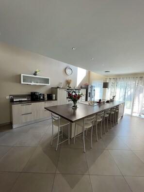 Refrigerador con freezer, microondas, horno, placa de cocina