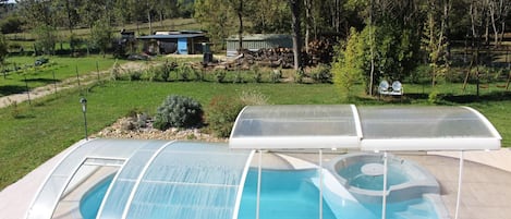 Piscine extérieure, chaises longues
