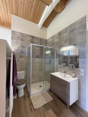 Comfort-værelse | Badeværelse | Bruser, hårtørrer, håndklæder, Sæbe