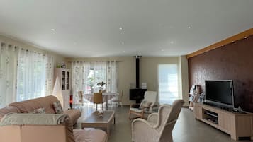 Flat-screen TV, toys, heated floors