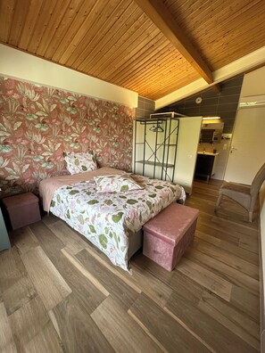 Comfort Room | Premium bedding, individually decorated, individually furnished, desk - Chambres d'hotes Gite du Puy de l'Étang (Laruscade)