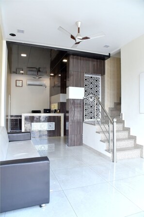 Lobby sitting area - Hotel Metro View (Jaipur)