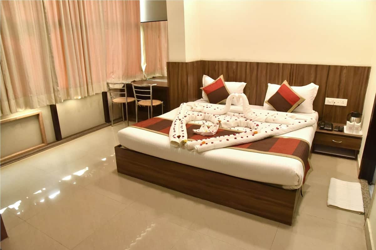 Deluxe Double Room, City View | Desk, rollaway beds