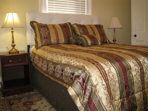 2 bedrooms, desk, iron/ironing board, free WiFi - Classic Uptown Shotgun, Just Steps to the Streetcar ! (New Orleans)