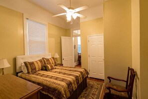 2 bedrooms, desk, iron/ironing board, free WiFi - Classic Uptown Shotgun, Just Steps to the Streetcar ! (New Orleans)