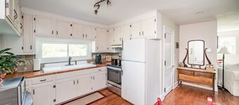 Sanctuary Suite: Breathtaking Mountain Views, Private Farmhouse Apartment