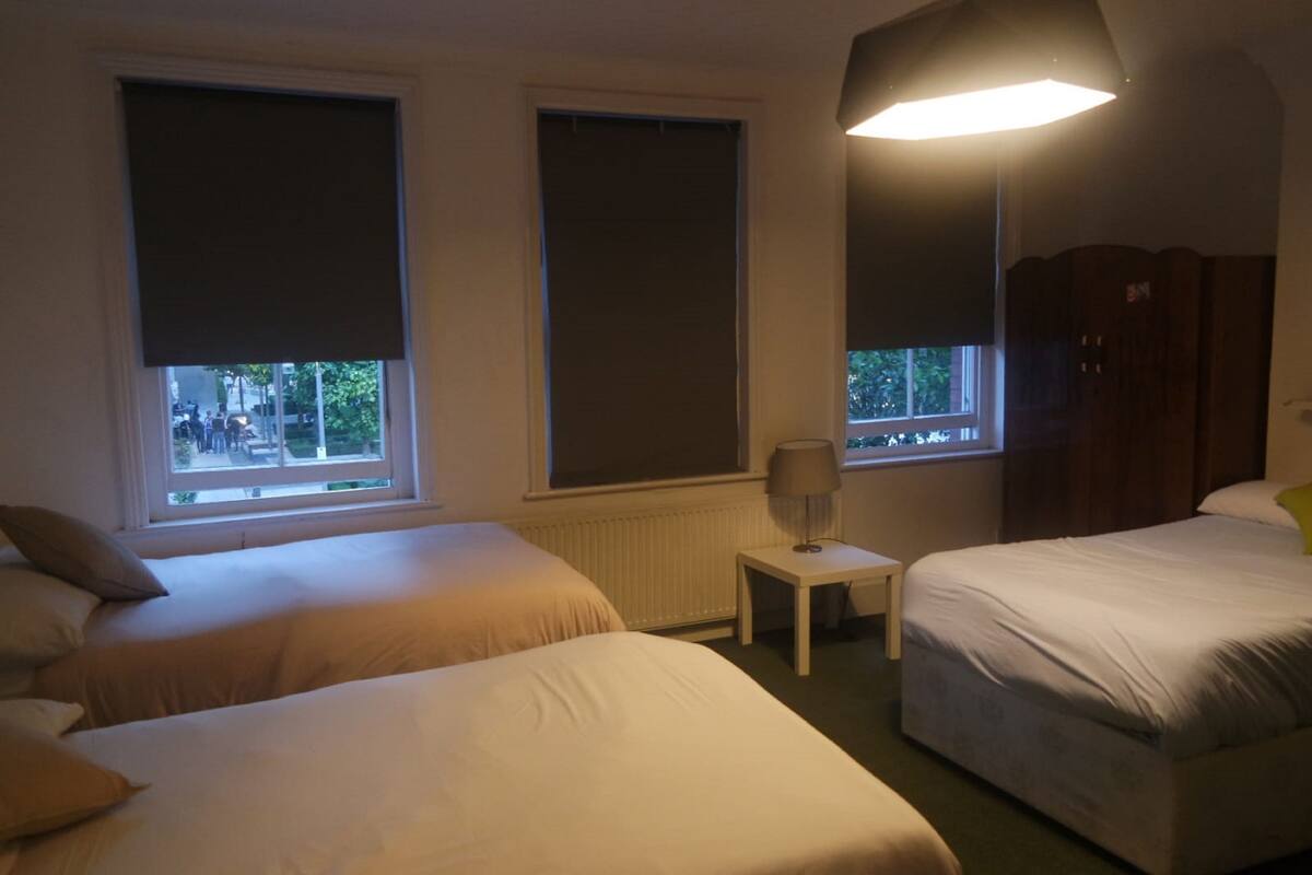 Habitación cuádruple familiar | Wifi gratis y ropa de cama