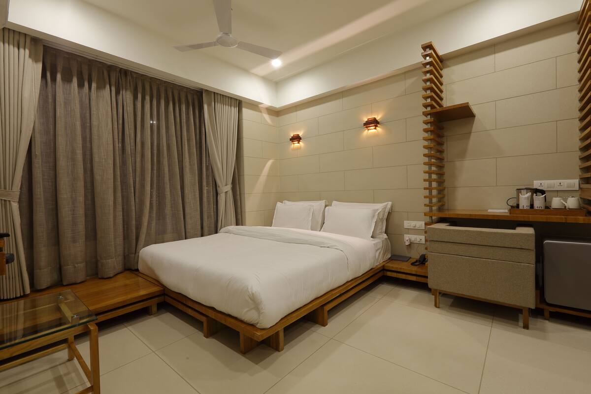 Habitación Deluxe, 1 cama de matrimonio grande | 1 dormitorio, ropa de cama de alta calidad, minibar y caja fuerte