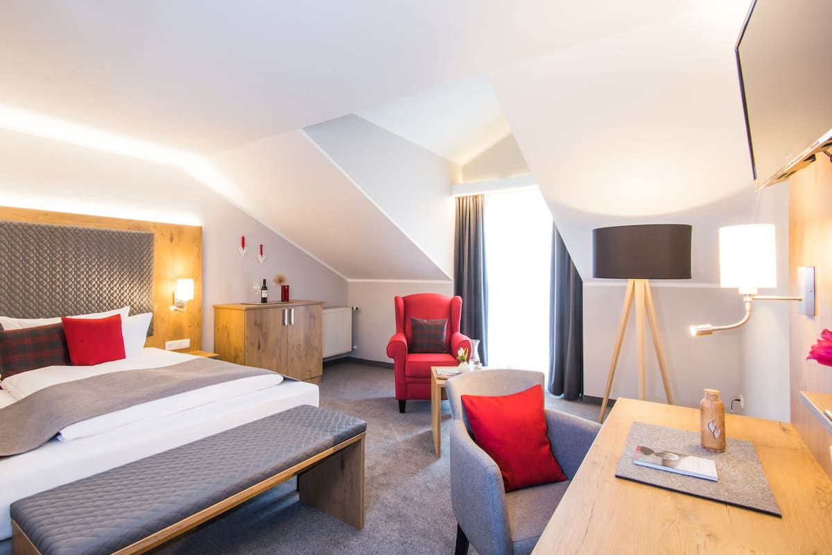 Single Room, Balcony, Garden View | In-room safe, desk, iron/ironing board (on request), WiFi (free)
