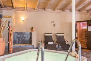 Bồn tắm spa trong nhà