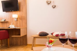 ตู้นิรภัยในห้องพัก, โต๊ะทำงาน, เตารีด/โต๊ะรีดผ้า, Wi-Fi ฟรี