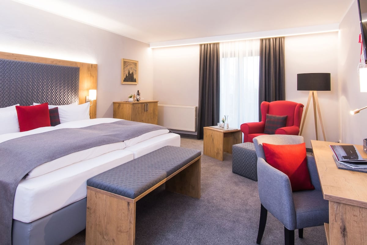 Double Room, Balcony, Garden View | In-room safe, desk, iron/ironing board (on request), WiFi (free)