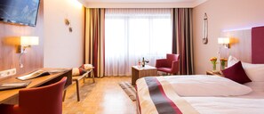 Phòng đôi phong cách cổ điển, ban công, quang cảnh vườn | Két bảo mật tại phòng, bàn, bàn ủi/dụng cụ ủi quần áo 