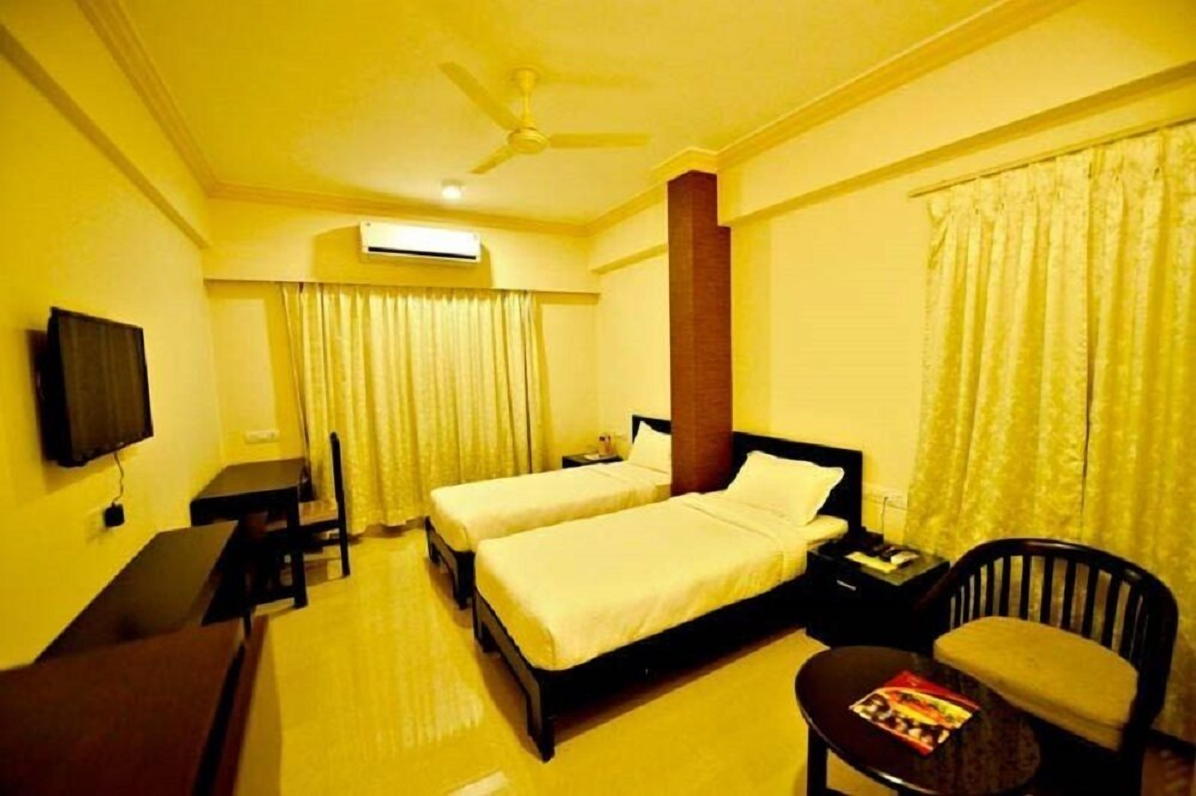 Deluxe Room | Desk, iron/ironing board, rollaway beds, free WiFi