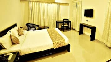 Deluxe Room | Desk, iron/ironing board, rollaway beds, free WiFi