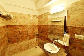 Deluxe Room | Bathroom | Shower, rainfall showerhead, free toiletries - Hotel mukund villas (Udaipur)