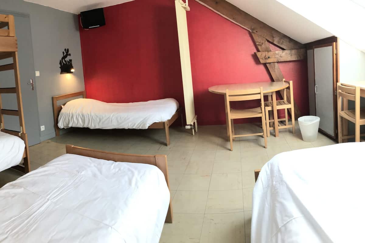 Tabla de planchar con plancha, wifi gratis y ropa de cama