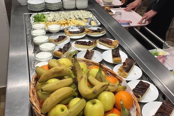 Petit déjeuner buffet (6 EUR par personne)