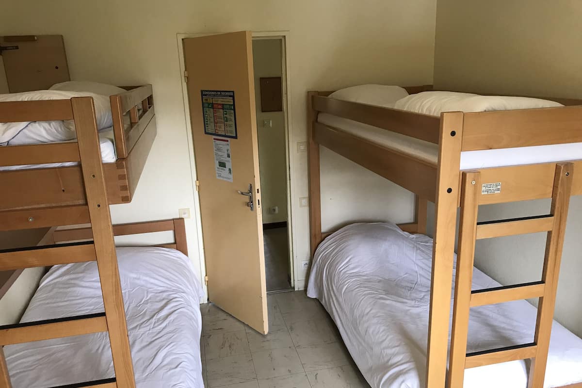 Vierpersoonskamer, Meerdere bedden | Een strijkplank/strijkijzer, gratis wifi, beddengoed
