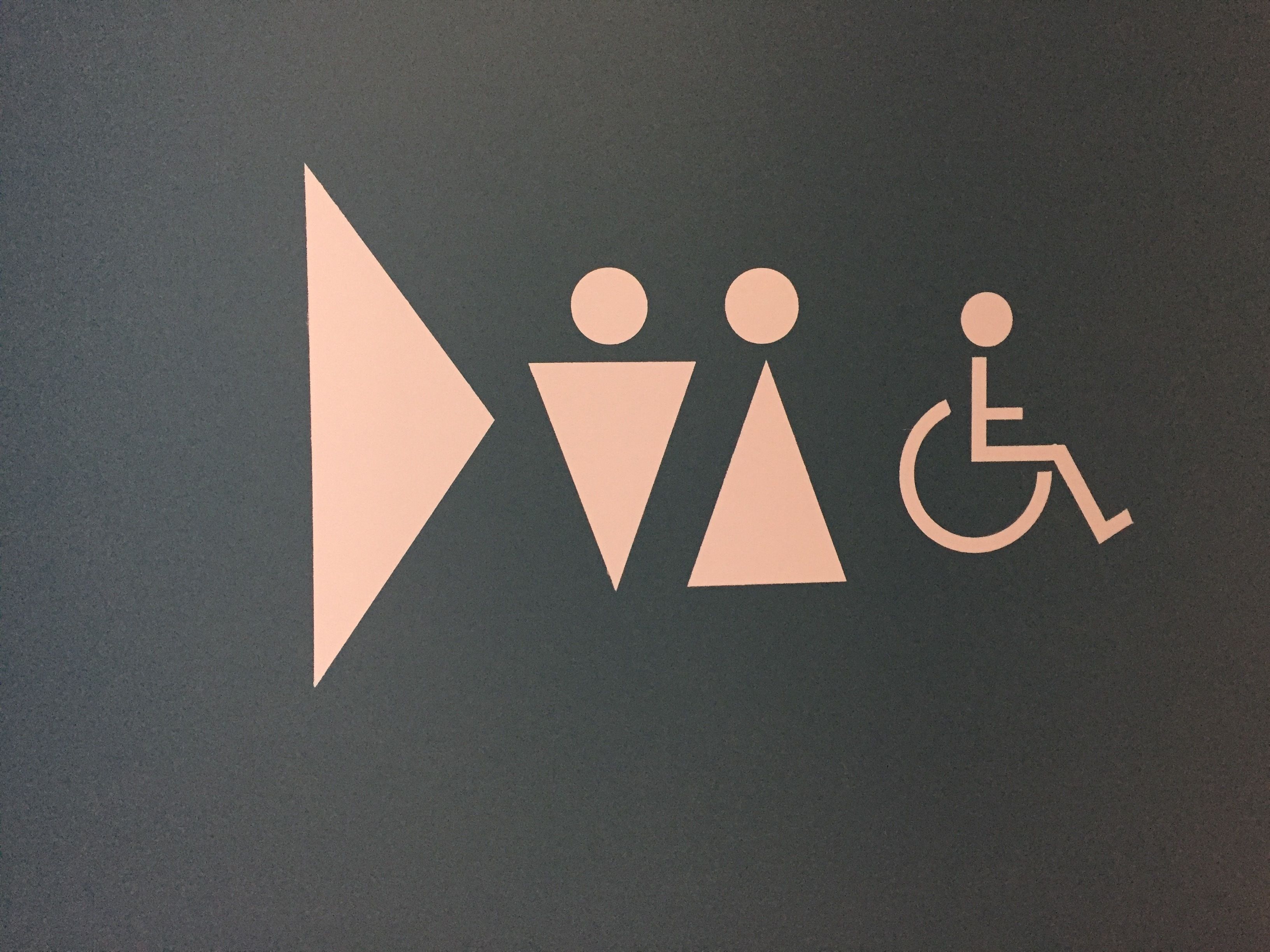 Símbolo que indica características de accesibilidad, incluyendo un icono de silla de ruedas.