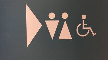 Símbolo que indica características de accesibilidad, incluyendo un icono de silla de ruedas.