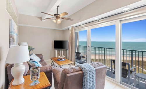 INCREDIBLE 9TH FLOOR PENTHOUSE VIEWS 30 STEPS TO BEACH