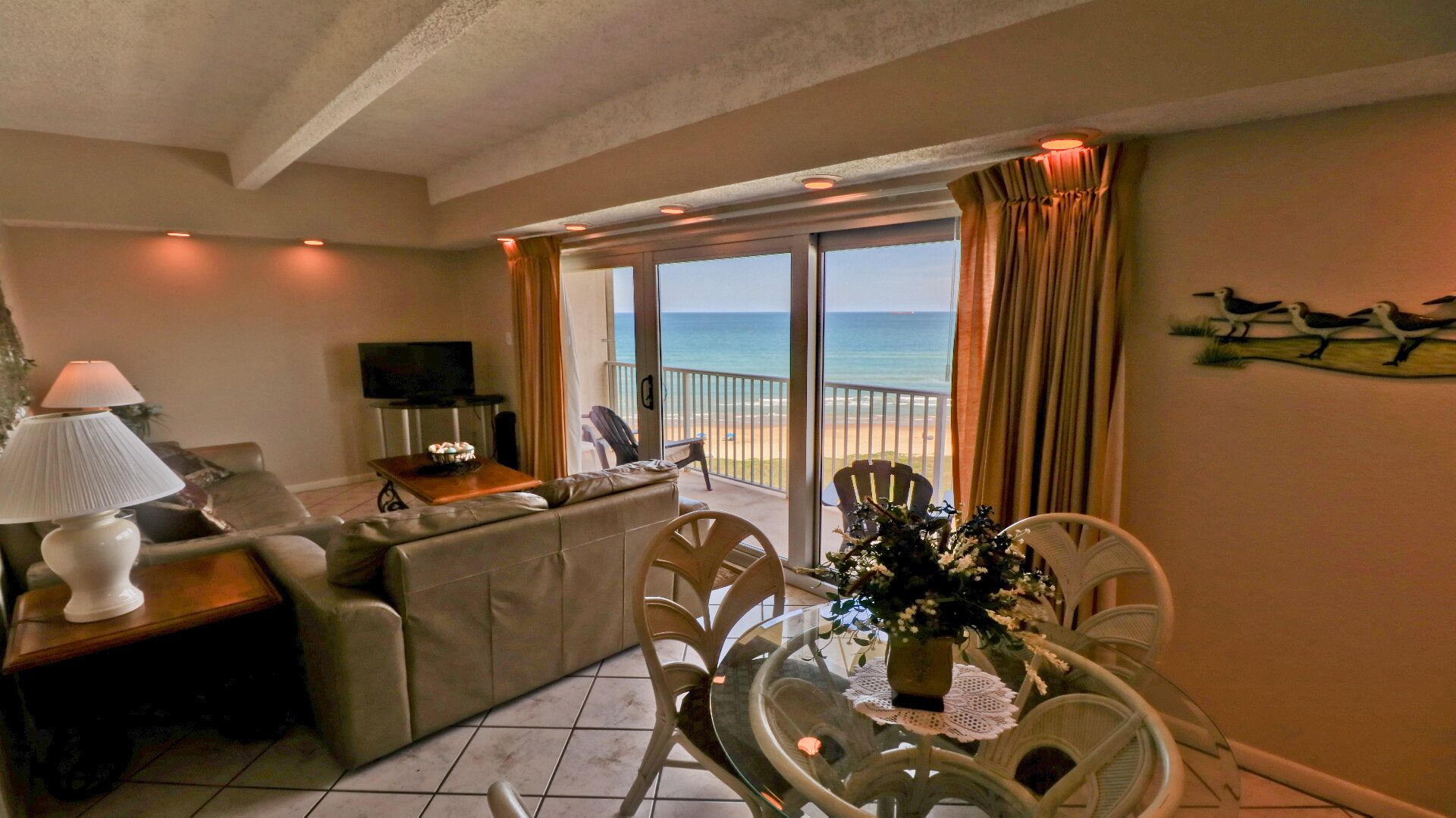 INCREDIBLE 9TH FLOOR PENTHOUSE VIEWS 30 STEPS TO BEACH