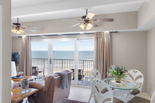 INCREDIBLE 9TH FLOOR PENTHOUSE VIEWS 30 STEPS TO BEACH