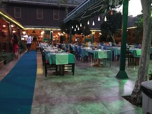 Der serveres morgenmad, frokost, aftensmad og tyrkiske retter