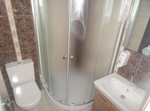 Komfortbadewanne, kostenlose Toilettenartikel, Haartrockner, Handtücher