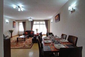 Appartement, 3 chambres | Restauration dans la chambre