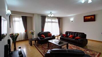 Apartamento, 3 quartos | Sala de estar | TV de tela plana 40 polegadas com canais digitais, TV, DVD player