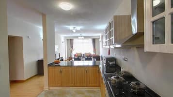 Apartamento premium, 1 quarto | Cozinha privada | Geladeira grande, micro-ondas, fogão, cooktop