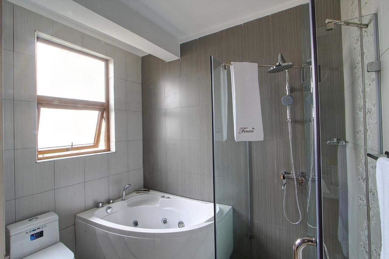 Apartamento, 3 quartos | Banheiro | Chuveiro, chuveiro com efeito de chuva, produtos de toalete grátis 