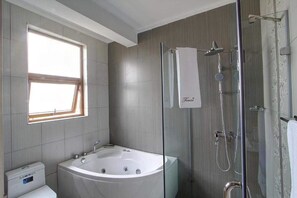 Apartment, 3 Bedrooms | Bathroom | Shower, rainfall showerhead, free toiletries, towels - Fenesi Gardens Apartments (Nairobi)