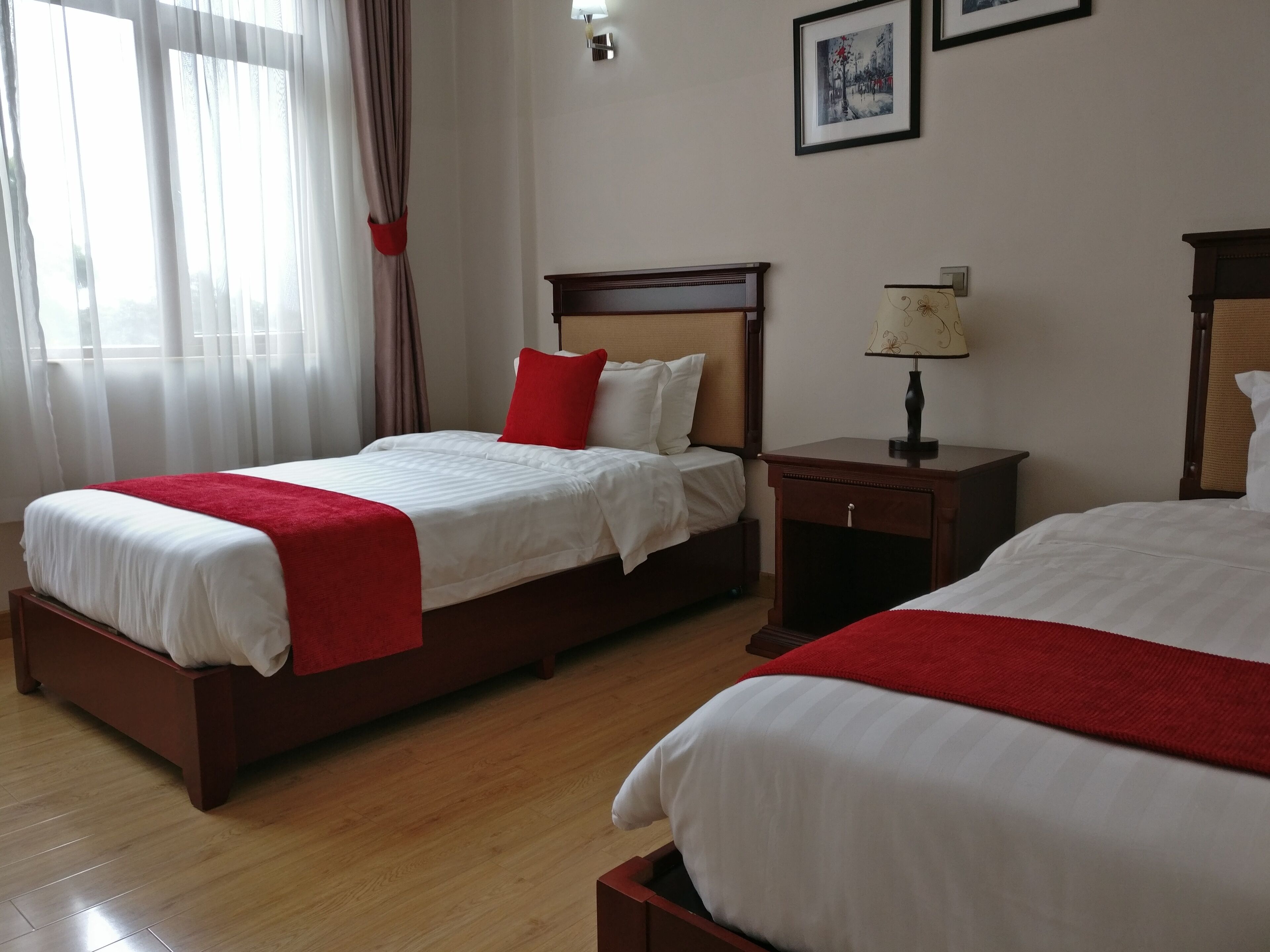 Apartamento premium, 2 quartos | Cofres nos quartos, individualmente mobiliados, escrivaninha