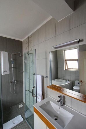 Apartament prèmium, 2 dormitoris | Bany | Dutxa, capçal de dutxa tipus cascada i articles de tocador gratuïts 