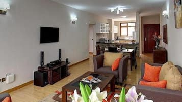 Apartamento premium, 2 quartos | Sala de estar | TV de tela plana 40 polegadas com canais digitais, TV, DVD player