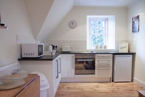 Dapur pribadi | Lemari es besar, microwave, oven, dan mesin pembuat kopi/teh