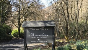 A sign for Carraig Thura Kilchurn Suites, a luxury self-catering property. - Kilchurn Suites (Dalmally)
