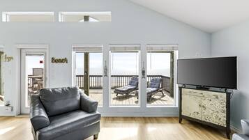 Fernseher, DVD-Player, Bücher, Videothek