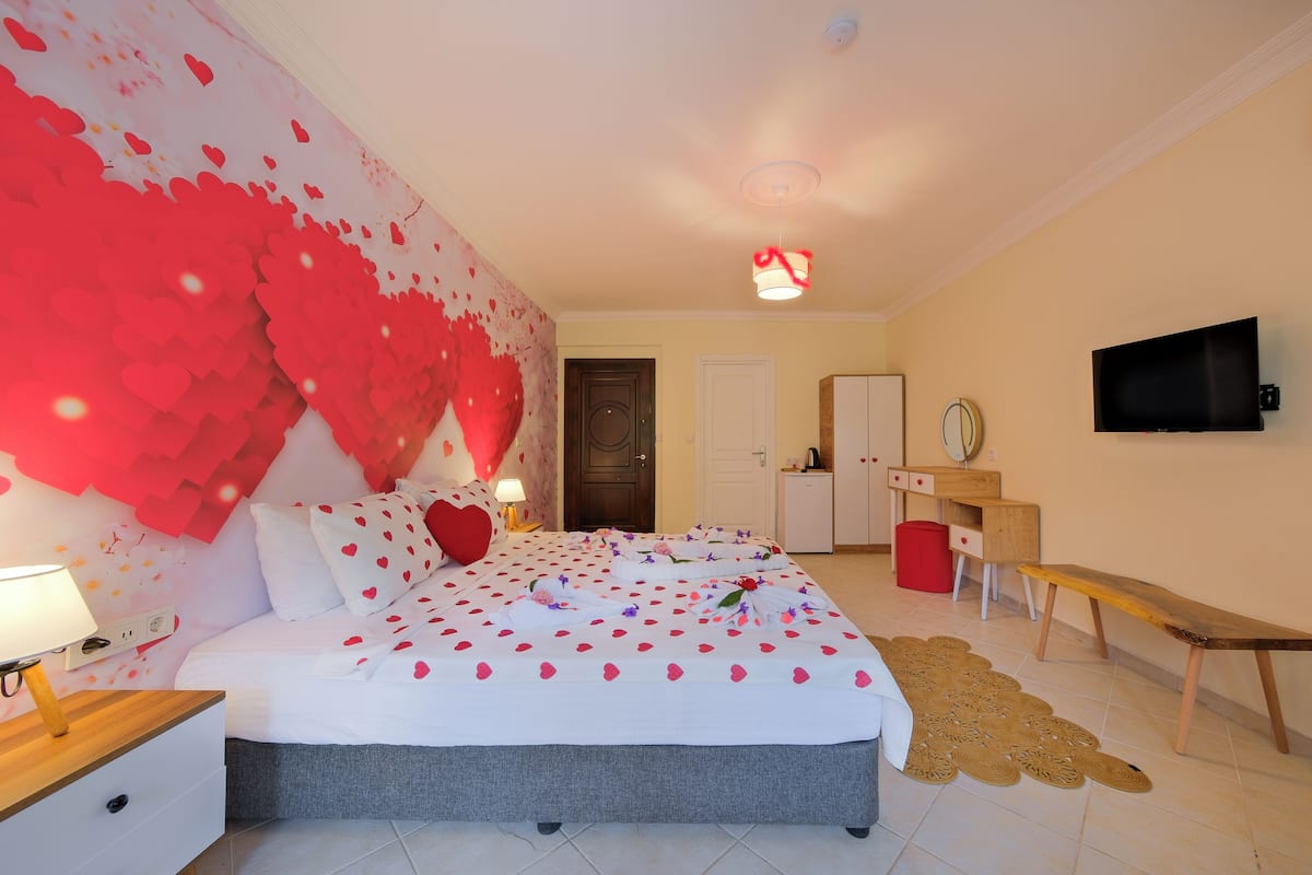 2 bedrooms, minibar, desk, laptop workspace