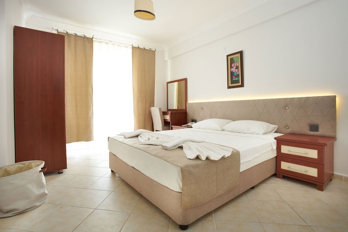 2 bedrooms, minibar, desk, laptop workspace