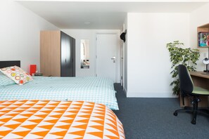 Twin Room | Desk, free WiFi - Aparto- Montrose - Hostel (Dublin)