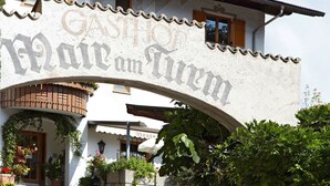 A building with a sign that reads "GASHOT Goin' Home." - Hotel Mair am Turm (Tirolo)