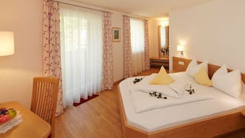 Tweepersoonskamer, balkon | Een kluis op de kamer, een bureau, gratis wifi