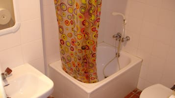 Dormitorio compartido, dormitorio mixto, baño compartido | Baño | Tina con regadera y toallas