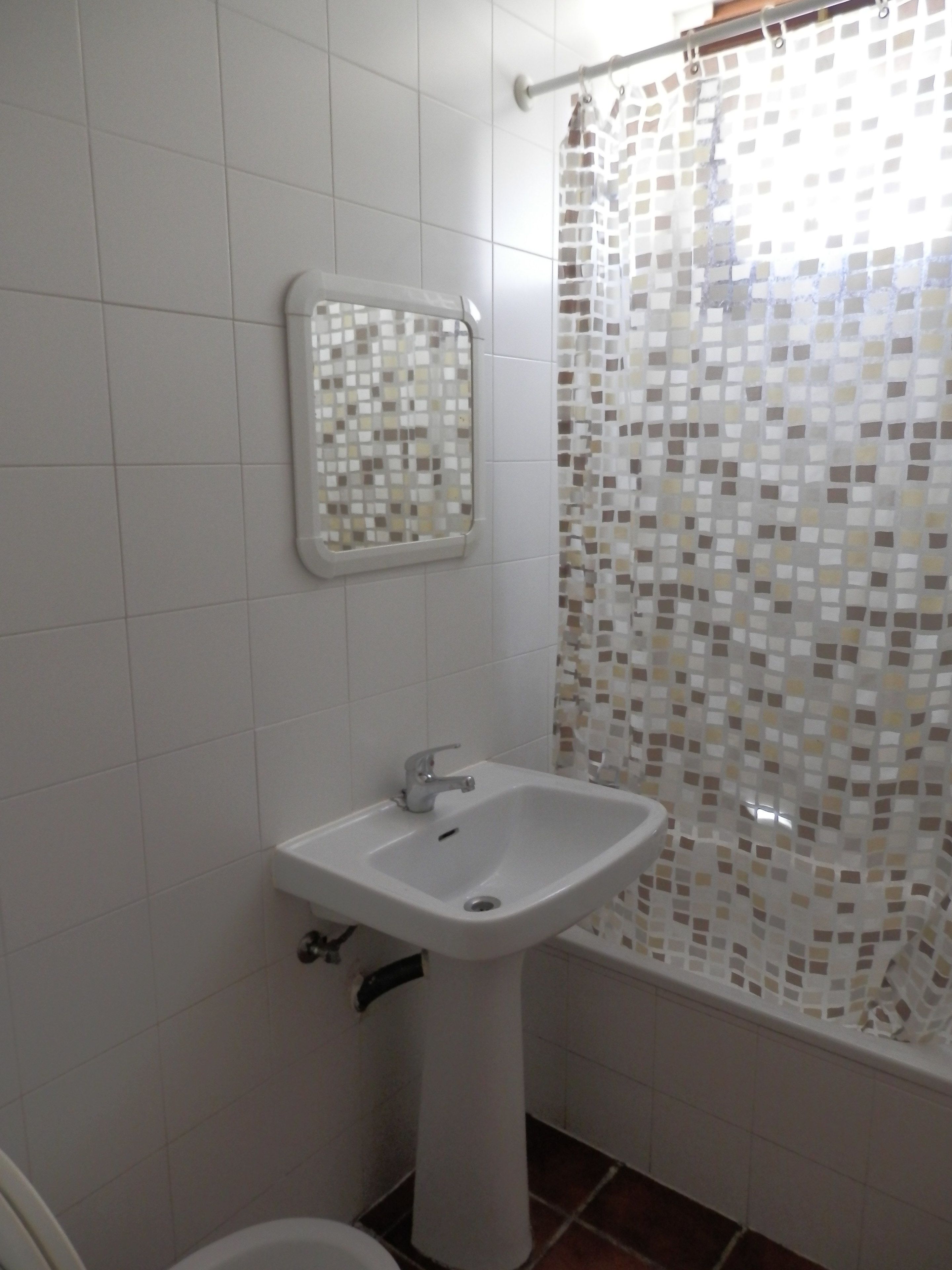 Shared Dormitory, Mixed Dorm, Shared Bathroom | Bathroom | Combined shower/tub, towels