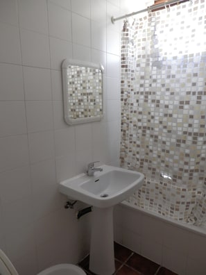 Dortoir Partagé, dortoir mixte, salle de bains commune | Salle de bain