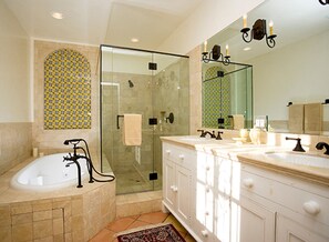 Combined shower/bathtub, jetted bath, hair dryer, towels